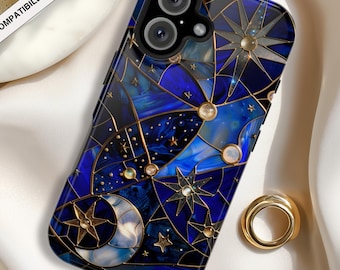 Op de afbeelding: Een smartphonehoesje met een diepblauw hemels patroon met goudkleurige lijnen, sterren en een halve maan. Het ontwerp bevat ronde accenten en de tekst COMPATIBLE WITH MAGSAFE op een witte diagonale band aan de bovenzijde.