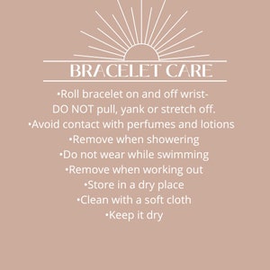 K&ouml;nnte beinhalten: Eine wei&szlig;e Textgrafik auf hellbraunem Hintergrund mit dem Text "BRACELET CARE" und einer Sonnengrafik &uuml;ber dem Text. Der Text unter dem Titel enth&auml;lt Anweisungen zur Pflege eines Armbands, wie z. B. "Armband auf und ab vom Handgelenk rollen - NICHT ziehen, rucken oder dehnen." und "Kontakt mit Parf&uuml;ms und Lotionen vermeiden".
