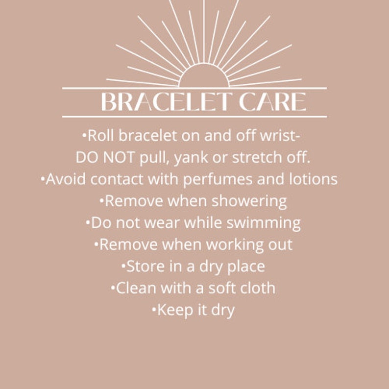 K&ouml;nnte beinhalten: Eine wei&szlig;e Textgrafik auf hellbraunem Hintergrund mit dem Text "BRACELET CARE" und einer Sonnengrafik &uuml;ber dem Text. Der Text unter dem Titel enth&auml;lt Anweisungen zur Pflege eines Armbands, wie z. B. "Armband auf und ab vom Handgelenk rollen - NICHT ziehen, rucken oder dehnen." und "Kontakt mit Parf&uuml;ms und Lotionen vermeiden".