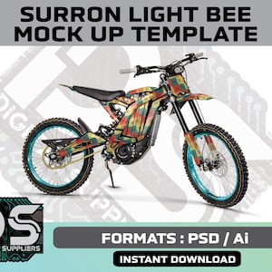 Pode incluir: Modelo de maquete de uma moto de motocross elétrica Surron Light Bee. A moto apresenta um padrão de camuflagem em tons de verde, amarelo e vermelho. As rodas têm uma jante azul. Inclui o texto "SURRON LIGHT BEE MOCK UP TEMPLATE" e "DIGITAL SUPPLIERS".