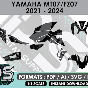 以下が含まれることがあります： ヤマハMT07/FZ07オートバイ（2021～2024年モデル）のデジタルグラフィックデザイン。デザインは黒とグレーで、「YAMAHA MT07/FZ07 2021-2024」の文字が入っています。画像には「FORMATS: PDF / Ai / SVG / EPS」と「1:1 SCALE INSTANT DOWNLOAD」の文字も含まれています。
