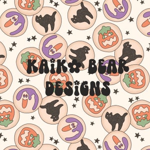 Peut inclure: Un motif sans couture représentant divers biscuits sur le thème d'Halloween, notamment des fantômes, des citrouilles, des chauves-souris et des sucres d'orge. Les biscuits sont décorés de glaçage orange, vert, violet et noir. Le fond est blanc avec des étoiles éparses.