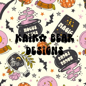 Peut inclure: Un motif sans couture composé de diverses illustrations sur le thème d'Halloween, notamment des chaudrons, des citrouilles, des étoiles, des chauves-souris et un livre avec le mot "Magie" sur la couverture. Le texte "Kaik * Bear Designs" est également inclus dans le motif.