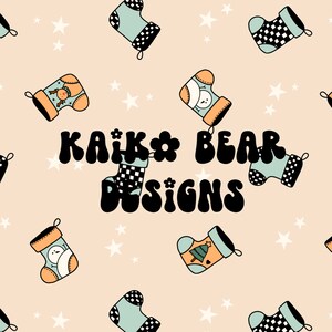 Puede incluir: Un patrón sin costuras que presenta una variedad de calcetines de Navidad con diferentes diseños, incluyendo un muñeco de nieve, un árbol de Navidad y un reno. Los calcetines son en tonos de azul, naranja y verde, y el fondo es de color beige claro. El texto "KAIKK BEAR DESIGNS" está escrito en una fuente retro.
