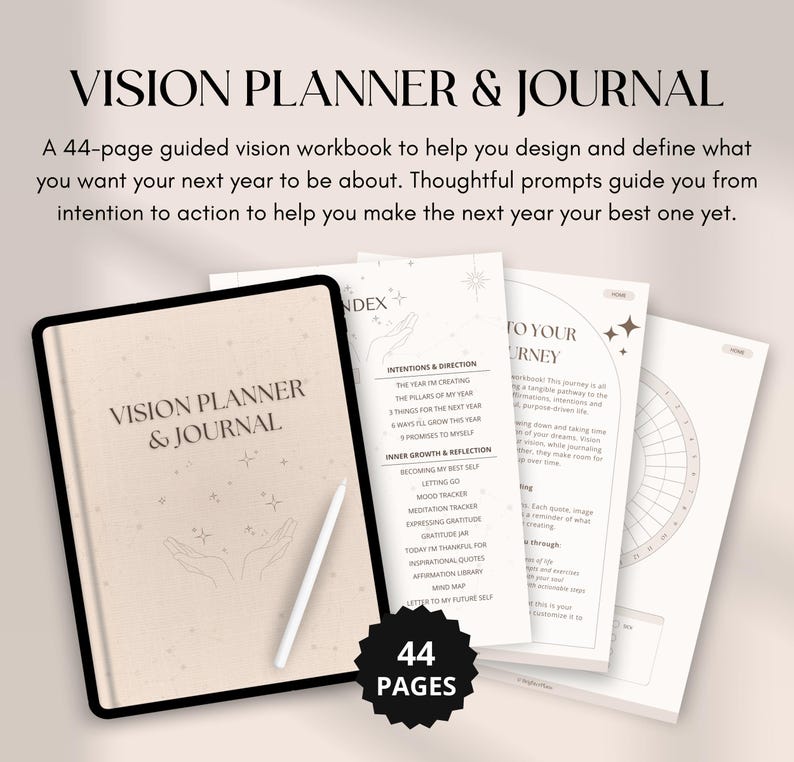 Może przedstawiać: Vision Planner & Journal. Beżowy notatnik z czarną obw&oacute;dką i tytułem elegancką czcionką. Biały rysik spoczywa na okładce. Obraz zawiera otwarte strony z podpowiedziami i liczbą 44 stron.