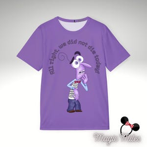 Peut inclure: T-shirt violet avec le personnage de Peur du film Vice-Versa. Le personnage a une expression inquiète, et le texte "All right, we did not die today!" est imprimé autour du personnage.