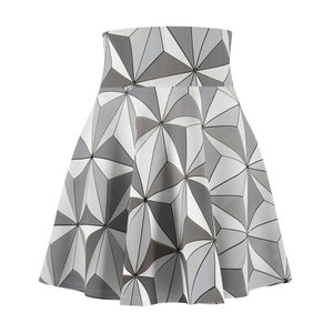 Op de afbeelding: Een grijze en witte geometrische print skaterrok met een hoge taille.