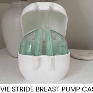 Peut inclure: Une tasse en céramique blanche avec une anse noire et le texte "But First, Coffee" en noir, en gras. La tasse est posée sur une surface blanche. La tasse fait probablement 325 ml.