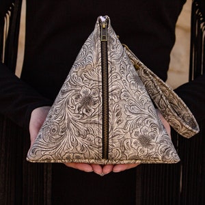 Bolso de mano de piel vegana con triángulos y diseño floral estilo boho occidental en forma de pirámide de color blanco cepillado