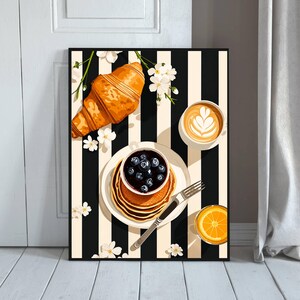 Pu&ograve; includere: Una stampa artistica verticale che raffigura una scena di colazione su uno sfondo a righe bianche e nere. La composizione include un croissant dorato, una pila di pancake con mirtilli, un latte macchiato e un bicchiere di spremuta.