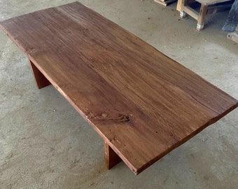 Rustikaler großer Holzcouchtisch • zurückgefordertes Live Edge Holz • Wohnzimmer handgemachte Möbel