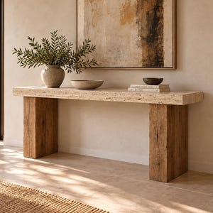 Console sur mesure en travertin | Table d'entrée rustique en bois et pierre naturelle | Bureau d'entrée style wabi-sabi | Table basse étroite au design organique et moderne