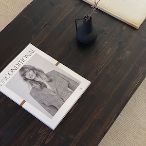 Rustykalny niski stolik kawowy z drewna w kolorze ciemnobrązowym • Ręcznie robione meble do salonu zdjęcie 8