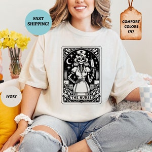 Komfort Farben Die Krankenschwester Tarot Karte Shirt, Pflege Hexe Schädel Tarot Shirt, lustiges Skelett Krankenschwester Shirt, Krankenschwester T-Shirt, Geschenk für Krankenschwester