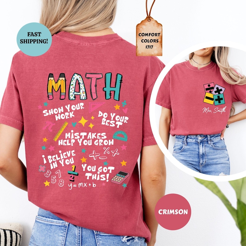 Puede incluir: Camiseta de color carmes&iacute; con un dise&ntilde;o tem&aacute;tico de matem&aacute;ticas. El dise&ntilde;o incluye la palabra "MATH" en letras coloridas, junto con frases como "Show Your Work" y s&iacute;mbolos matem&aacute;ticos. Una etiqueta dice "Comfort Colors 1717".