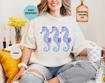 Camisa de verano con estampado floral de caballito de mar, playera playera estilo preppy, playera con estética costera, playera de regalo para amantes del océano, playera para vacaciones en la playa