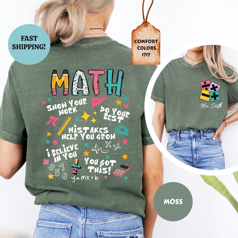 Puede incluir: Camiseta verde musgo con un gr&aacute;fico "MATH" colorido en la espalda, con s&iacute;mbolos matem&aacute;ticos y frases como "Show Your Work" y "You Got This!". Un gr&aacute;fico m&aacute;s peque&ntilde;o con s&iacute;mbolos matem&aacute;ticos est&aacute; en la parte delantera. La camiseta es de color confort.