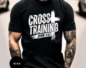 Puede incluir: Camiseta negra con la frase "CROSS TRAINING" y una cruz blanca. El texto "JOHN 3:16" está impreso debajo. La camiseta es de cuello redondo.