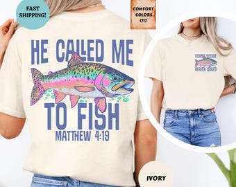 Peut inclure: Un t-shirt à manches courtes ivoire présentant un graphique de truite colorée au dos avec le texte HE CALLED ME TO FISH MATTHEW 4:19 en bleu. La poitrine affiche une version plus petite du graphique de truite avec le texte FISHING LICENSE HEAVEN ISSUED.