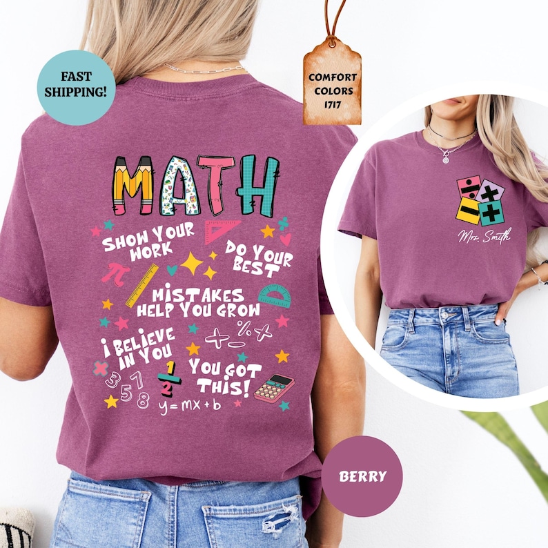 Puede incluir: Camiseta de color bayas con un dise&ntilde;o tem&aacute;tico de matem&aacute;ticas. La parte posterior presenta la palabra "MATH" en letras coloridas, junto con s&iacute;mbolos matem&aacute;ticos y frases como "Show Your Work" y "You Got This!". La parte delantera tiene un peque&ntilde;o dise&ntilde;o de s&iacute;mbolo matem&aacute;tico.