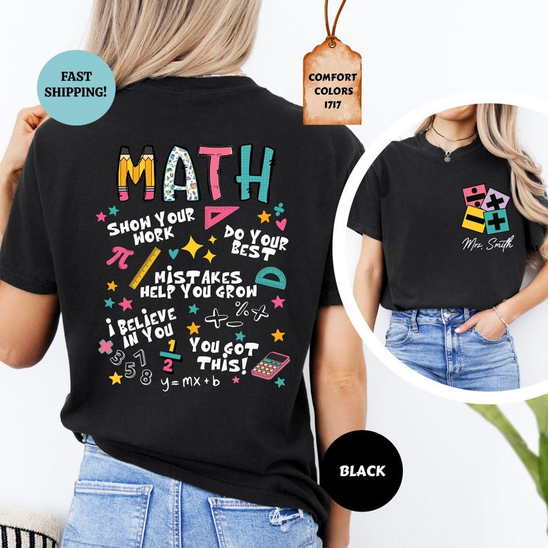 Puede incluir: Camiseta negra con un gr&aacute;fico colorido de "MATH" en la espalda, con s&iacute;mbolos matem&aacute;ticos y frases como "Show Your Work" y "You Got This!". Un gr&aacute;fico m&aacute;s peque&ntilde;o con s&iacute;mbolos matem&aacute;ticos y "Mrs. Smith" est&aacute; en la parte delantera.