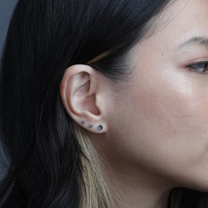 Titanium 2mm, 3mm, 4mm Prong Set Vm Christal Cz Push in Labret 16g, 18g, 20g Tragus Cartilage Helix Piercings