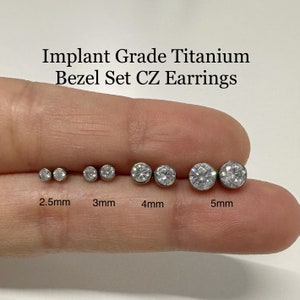 Coppia di orecchini in titanio di grado implantare con castone CZ