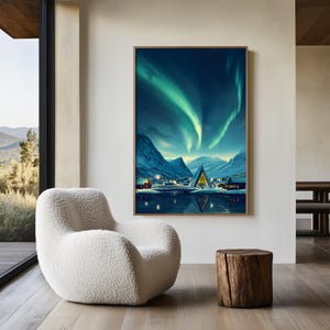 Puede incluir: Una impresión artística enmarcada representa un paisaje nocturno con auroras boreales. La obra presenta un pueblo entre montañas nevadas, con un lago que refleja las luces. La paleta de colores incluye tonos de azul, verde y blanco, creando un ambiente sereno.