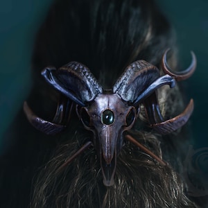 Nuevos tocados con calaveras falsas pintadas a mano: accesorio para el cabello de fantasía oscura, nórdica, vikinga, gótica y de brujería, de la Feria del Renacimiento y rarezas góticas.
