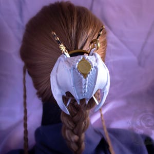 White (Exalted/Marble) wings shown in hair.