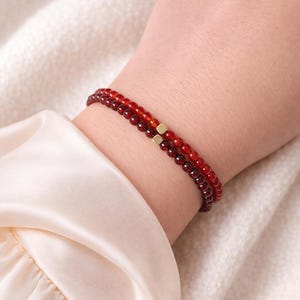 Pulsera de cornalina y granate, dúo Energy Vitality, cuentas redondas de 3 mm, joyería minimalista de piedra natural, detalle chapado en oro de 14 quilates.