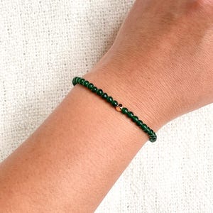 Delicada pulsera de piedra preciosa de jade verde, detalle relleno de oro de 14 quilates, joyería minimalista, apilable y en capas, buena suerte y salud, regalo perfecto