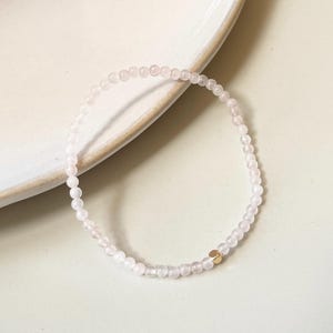 Pulseira de quartzo rosa – Abra seu coração, detalhes em ouro, contas de 3 mm, joia minimalista, camadas, empilhável, presente perfeito para ela