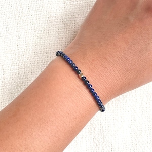 Lapis lazuli-armband – een pad naar duidelijkheid, 14K gold filled accent, 3 mm kralenarmband, minimalistische sieraden, stapelen en gelaagdheid