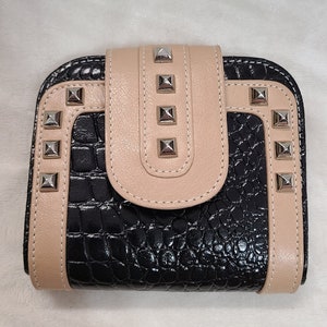 Cartera vintage de mujer de piel tachonada en negro y rosa con relieve de cocodrilo