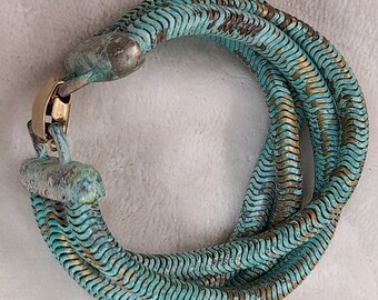 Bracelet serpentin moderniste Yohai vintage des années 80 avec patine vert de gris