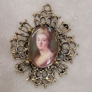 Colgante con retrato vintage en tono dorado