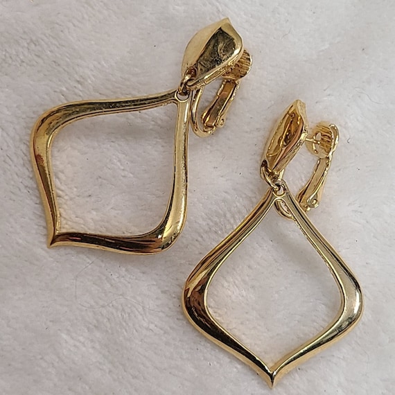 Vintage Trifari Gold Tone Dangle Earrings