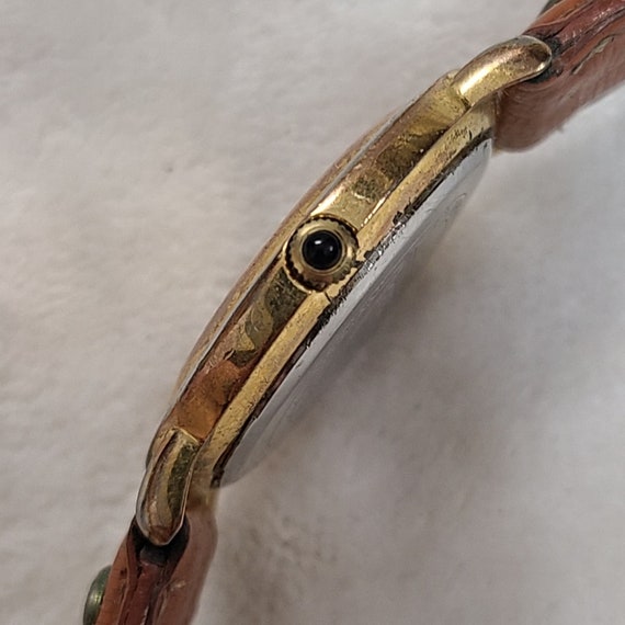 Vintage 90s Guess Women's Gold Tone Watch on Tan Leather Vintage 90s Guess Women's Gold Tone Watch on Tan Leather