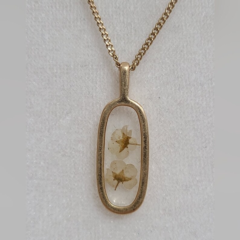 Collier doré à plusieurs épaisseurs de fleurs pressées image 6