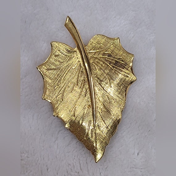 Vintage Gold Tone Leaf Brooch