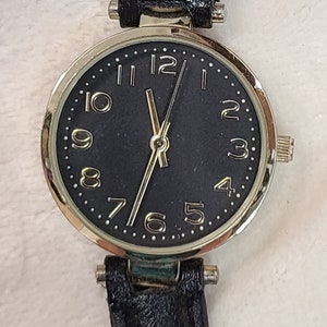 Genaue Damen Gold Tone schwarzes Gesicht Uhr