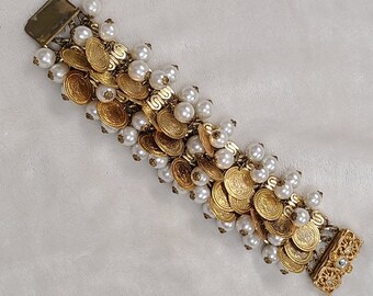 Bracelet vintage avec grosses pièces de monnaie et fausses perles