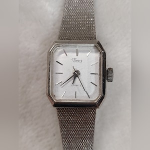 Vintage Timex Women&#39;s Silver Tone Watch