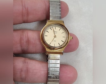 Vintage Timex Damen zweifarbige Uhr mit dehnbarem Band