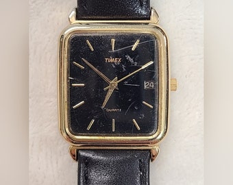 Montre tank dorée Timex pour hommes vintage des années 70 sur bracelet en cuir noir