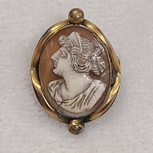 Antique Gold Tone Cameo Brooch