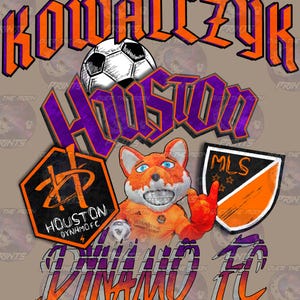 Könnte beinhalten: Ein Grafikdesign mit dem Namen "Kowalczyk" in orangefarbenen und violetten Buchstaben, dem Wort "Houston" in violetten und orangefarbenen Buchstaben, einem Fußball, einem Fuchs-Maskottchen, das ein orangefarbenes Trikot mit den Worten "Houston Dynamo FC" und "MD Anderson Cancer Center" trägt, einem schwarz-orangenen Schild mit den Buchstaben "MLS" und zwei Sternen sowie einem schwarz-orangenen Sechseck mit den Buchstaben "HD" im Inneren.