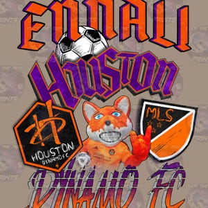 Könnte beinhalten: Orange- und violettes Grafikdesign mit den Worten "Ennali Houston Dynamo FC" und einem Fußball. Das Design enthält auch ein Fuchs-Maskottchen, ein Logo mit den Buchstaben "HD" und ein Schild mit den Buchstaben "MLS" und zwei Sternen.