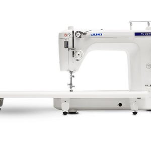 Könnte beinhalten: Eine weiße Juki TL-2010Q Nähmaschine mit einem angebauten Tisch. Die Maschine hat verschiedene Knöpfe und Einstellungen, und der Markenname "JUKI" ist sichtbar. Die Modellnummer "TL-2010Q" ist ebenfalls zu sehen.